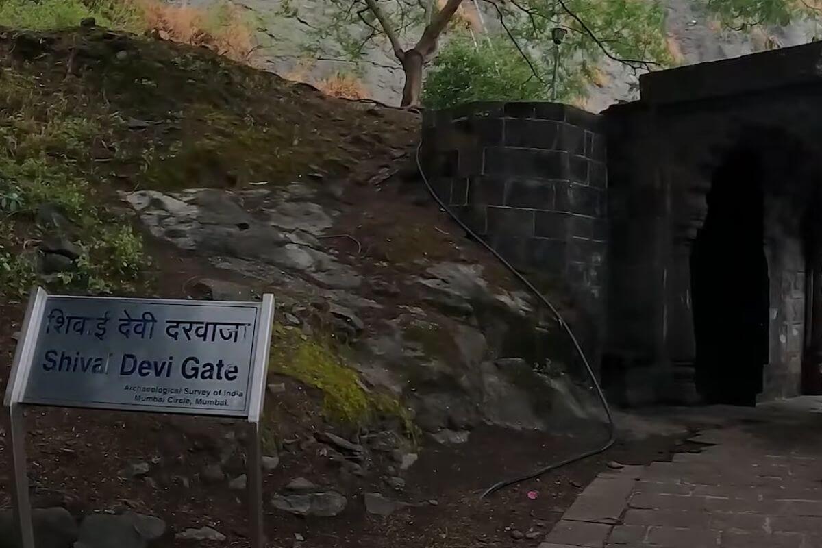 Shivai Darwaja Shivneri Fort 11